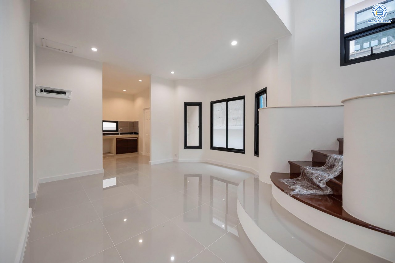 บ้านมือสองตกแต่งใหม่  โครงการ ธารา ราชพฤกษ์-ปิ่นเกล้า บ้านสวย พร้อมอยู่ เนื้อที่ 88.2 ตร.ว. ฟังก์ชัน 3 ห้องนอน 4 ห้องน้ำ 1 ห้องแม่บ้าน จอดรถได้ 2 คัน บนทำเลเชื่อมต่อถนนกาญจนาภิเษก ใกล้รถไฟฟ้าสายสีแดง "สถานีตลิ่งชัน" และจุดขึ้นทางด่วน "ศรีรัช" รายล้อมด้วยสิ่งอำนวยความสะดวกครบครัน